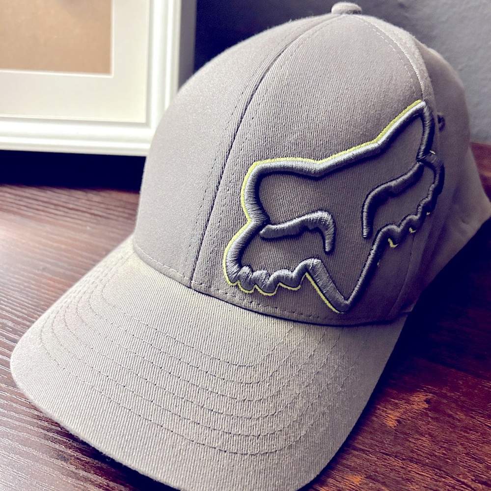 Fox Racing FlexFit 2.0 hat in gray color with green rim on logo.